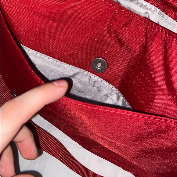 red cross bag from baggallini. - Picture 5 of 6